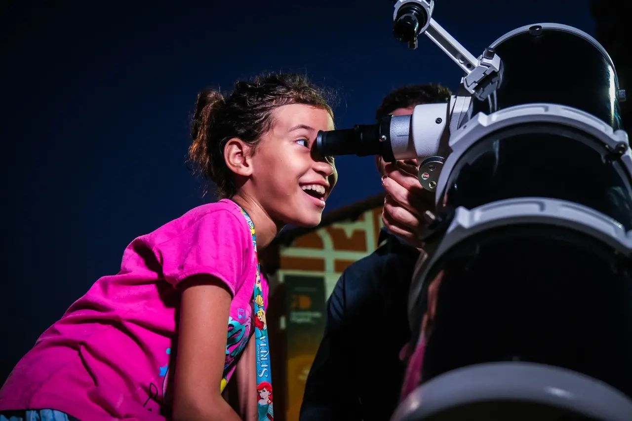 Imagem da notícia: Observação da Lua e aula com telescópio na Praia de Iracema acontece todo mês; saiba como participar
