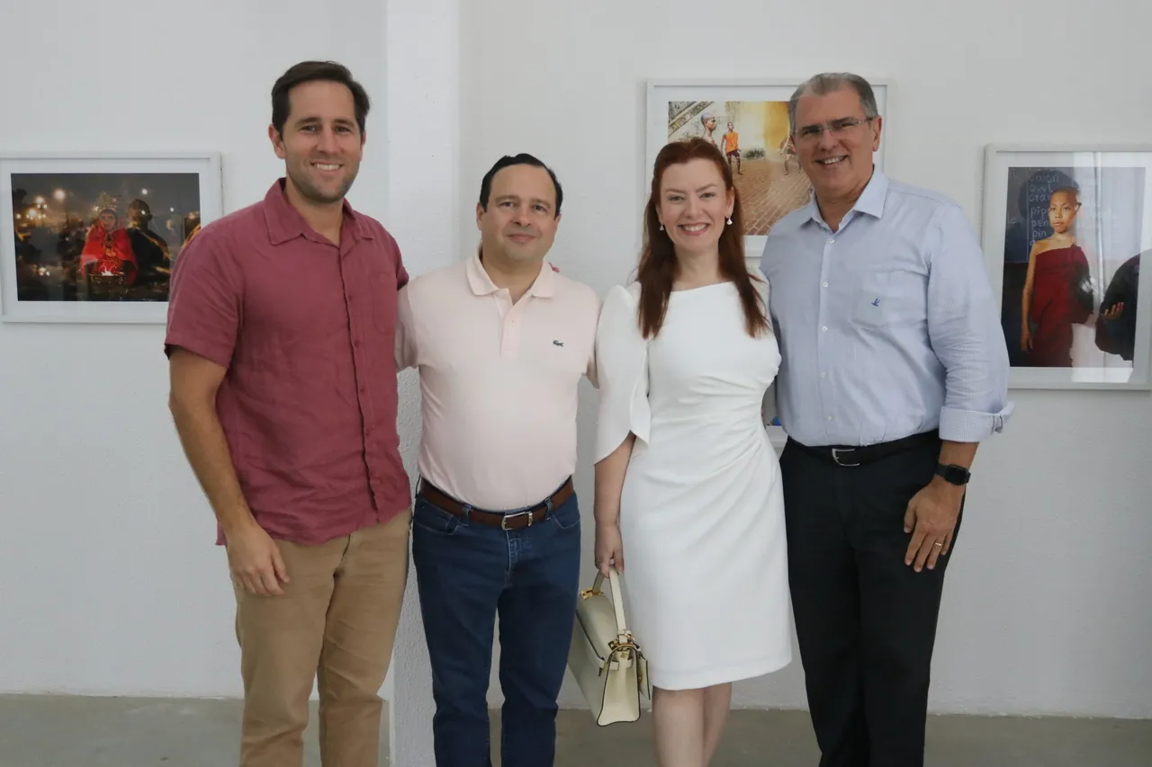 Rodrigo Frota, Igor Queiroz Barroso, Aline Félix Barroso e Randal Pompeu na abertura da exposição