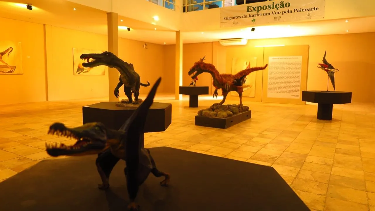 Museu de Paleontologia guarda curiosidades sobre animais que viveram na Bacia do Araripe, como anfíbios, pterossauros e dinossauros.