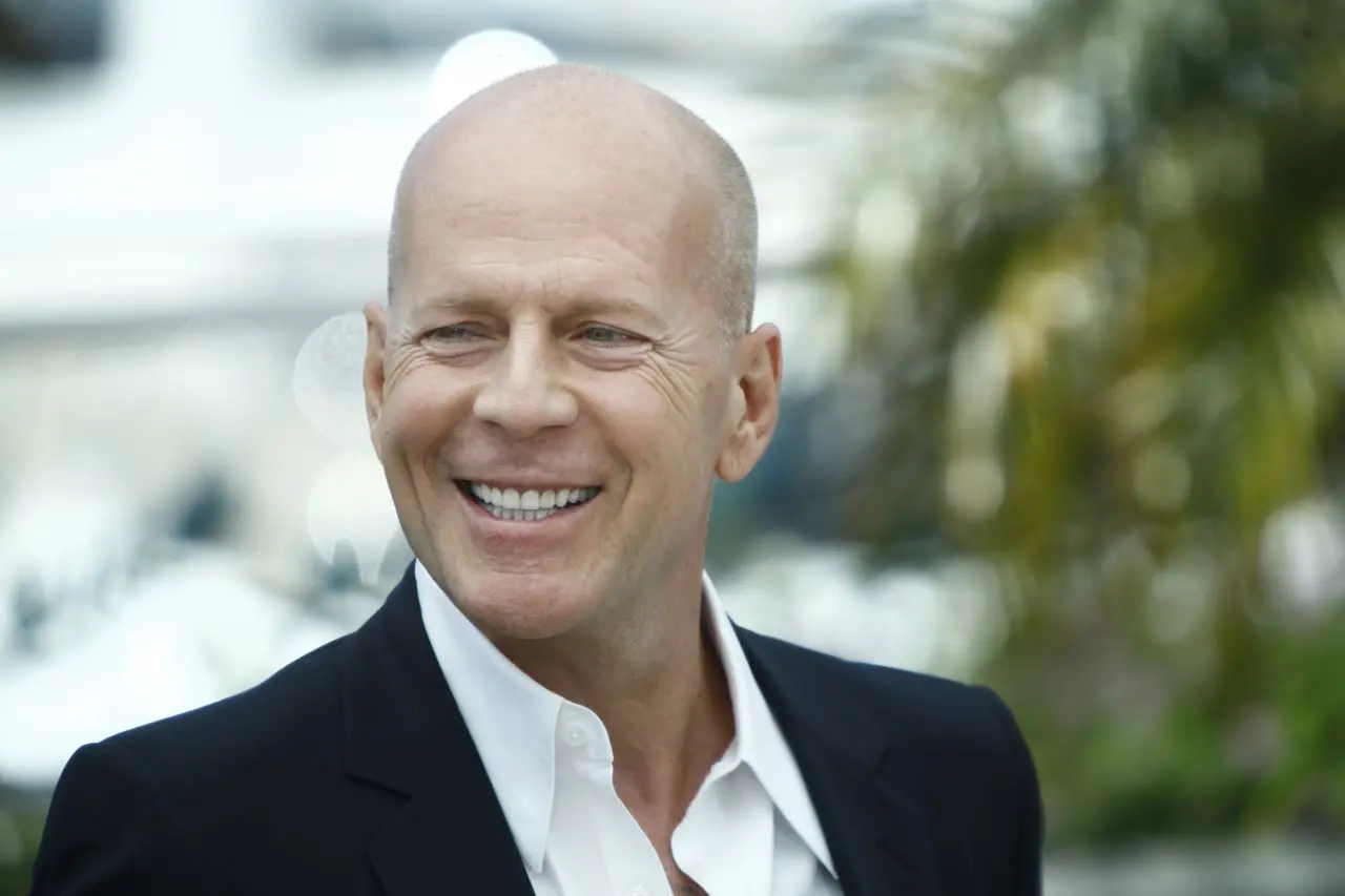 Imagem da notícia: Acidente de Bruce Willis em 'Duro de Matar' pode ter contribuído para doença do ator, diz esposa