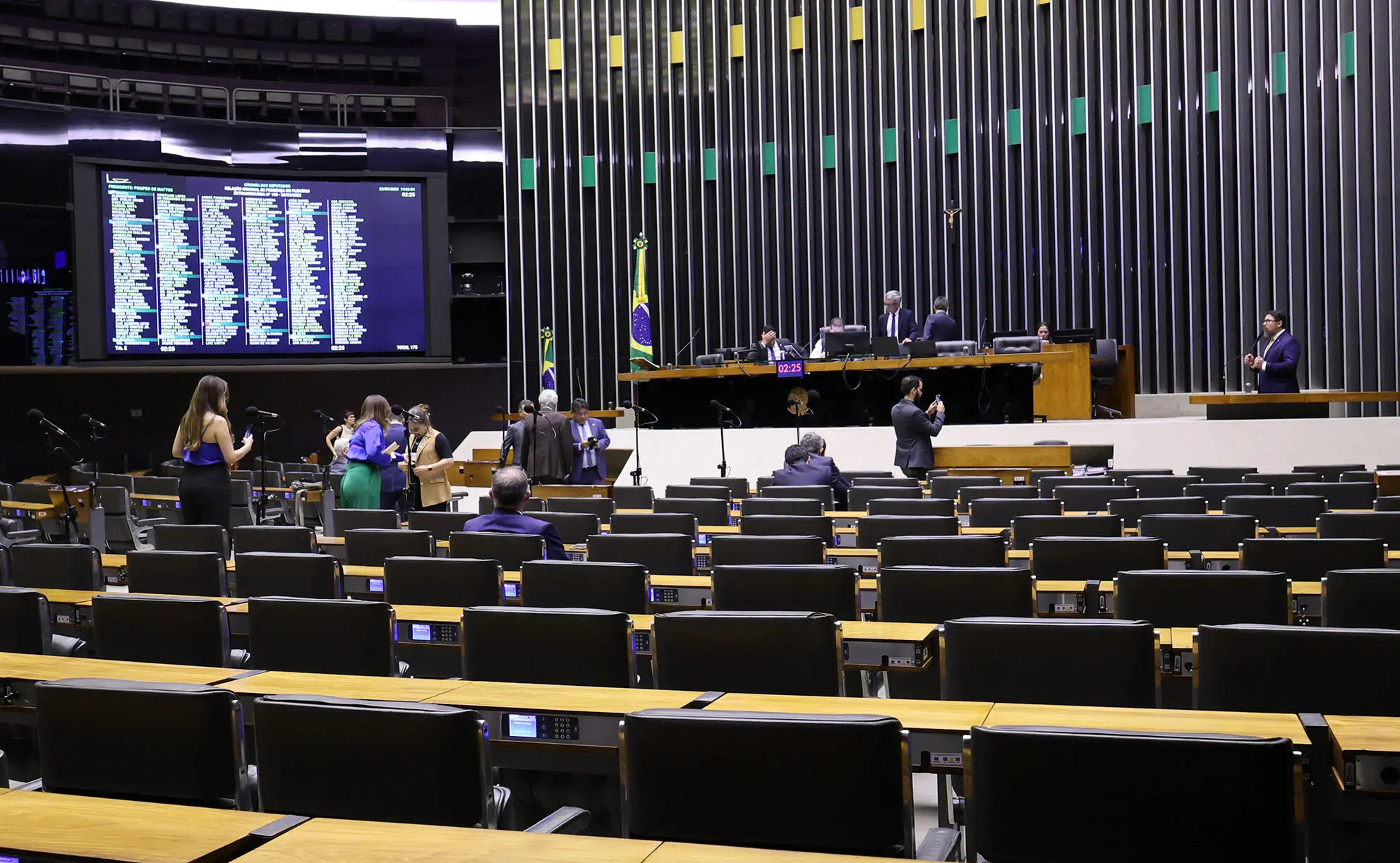 Imagem da notícia: PEC da Anistia: maioria dos deputados do Ceará silencia sobre mudanças na véspera da votação