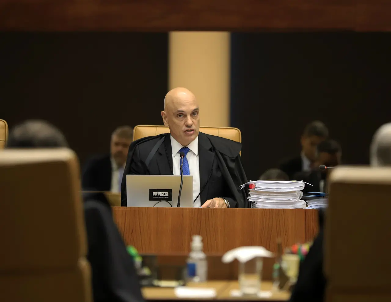 Imagem da notícia: Moraes vota para condenar mais cinco réus pelo 8 de janeiro em julgamento virtual no STF