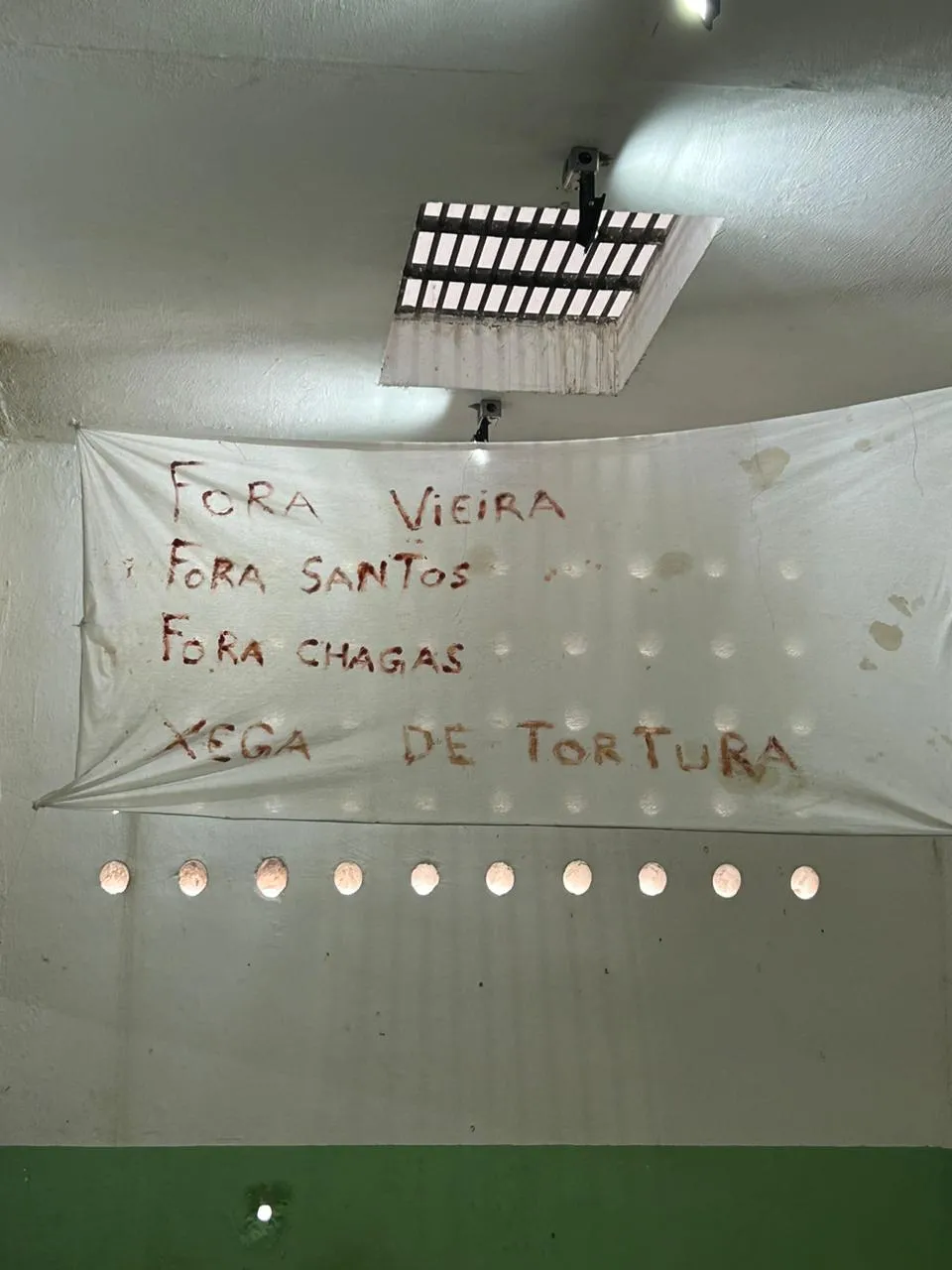 Internos teriam pendurado faixas ordenando saída de diretores