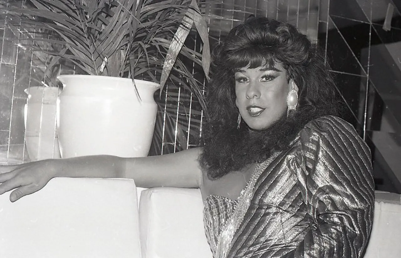Virgínia del Fuego, personagem criada pelo humorista Ciro Santos em foto de 1991