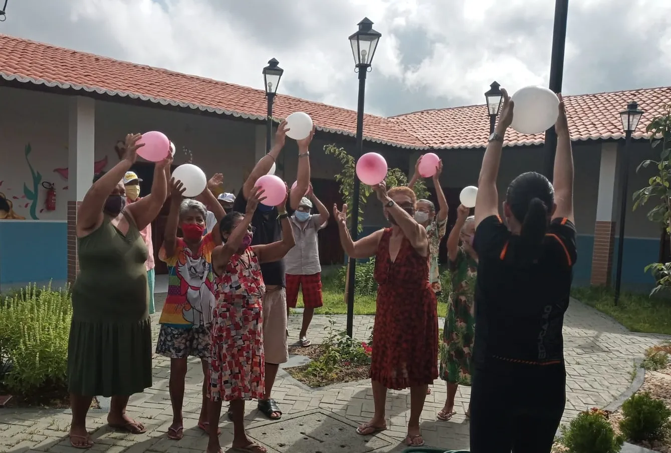 Centro em Sobral possui salas de atividades criativas, de jogos e de atendimento básico com profissionais da Saúde e da Assistência Social