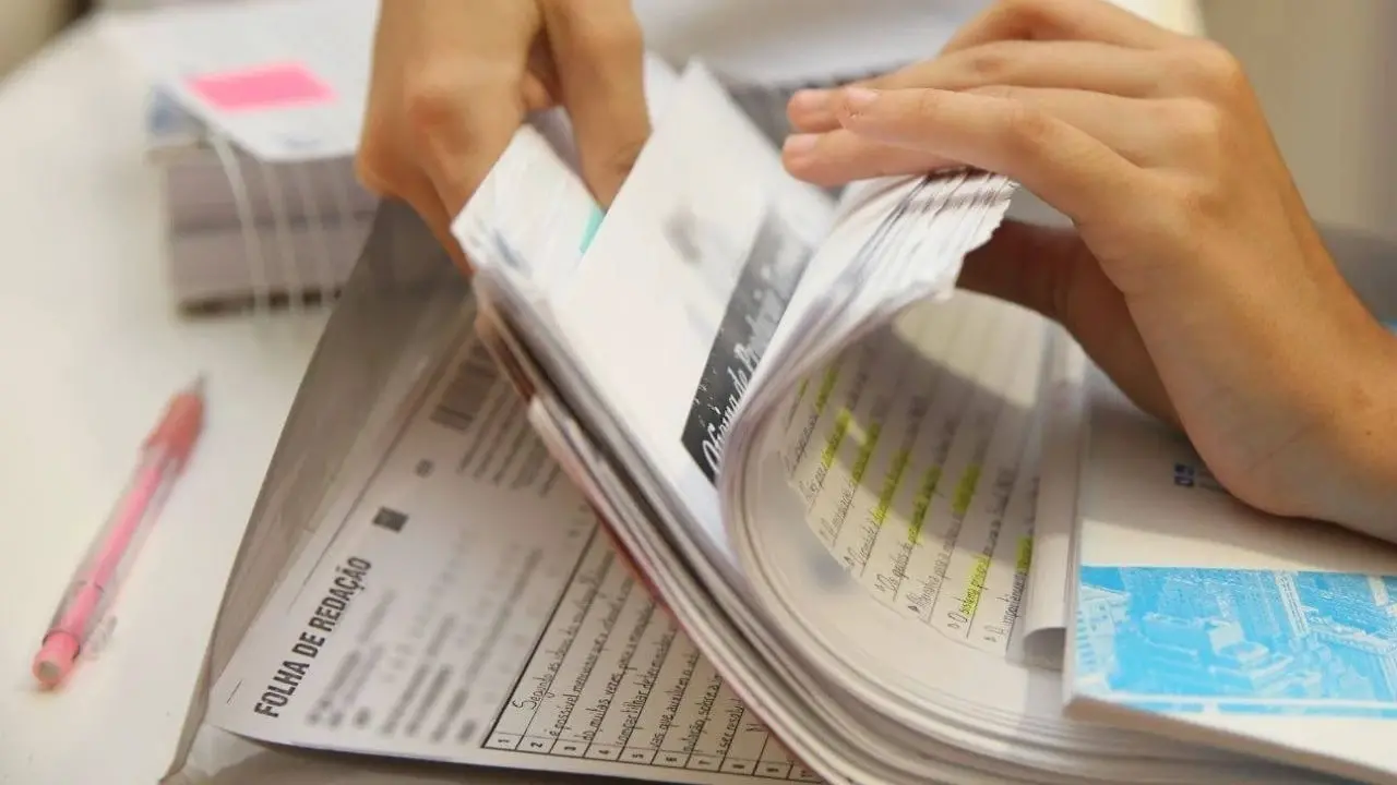 Imagem da notícia: Quando a redação do Enem 2023 fica disponível para os candidatos? Veja como acessar