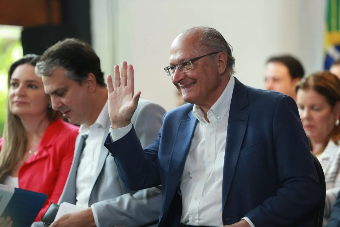 Imagem da notícia: 'Conselhos', descontração e apoio político: veja bastidores da agenda de Geraldo Alckmin no Ceará