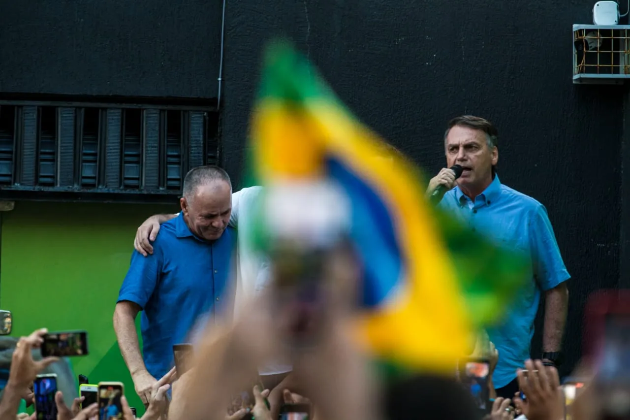Bolsonaro fez discurso em palanque improvisado em comitê político