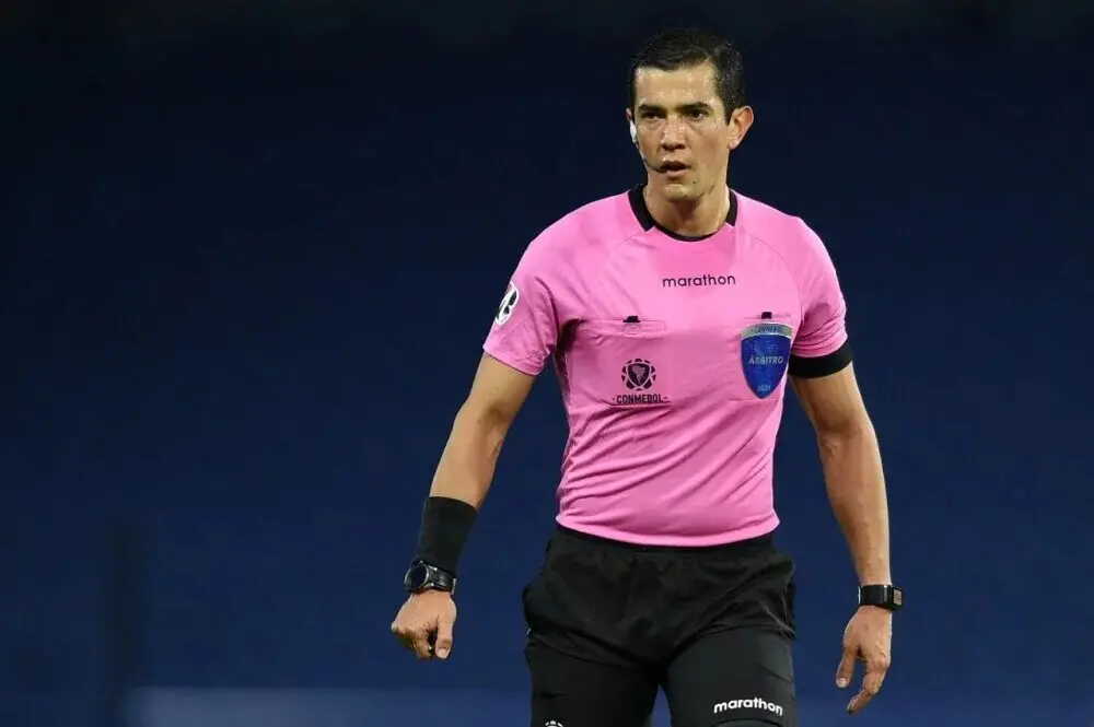 Imagem da notícia: Árbitro colombiano que esteve afastado por 'erros graves' apita Fortaleza x Corinthians na Sula