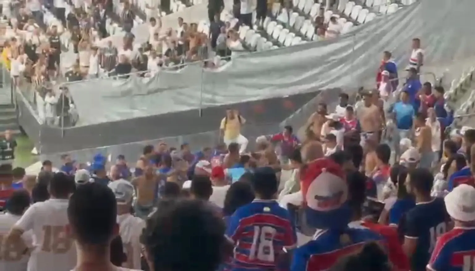 Imagem da notícia Conmebol notifica Fortaleza e pode punir clube por briga de torcidas organizadas na Sul-Americana