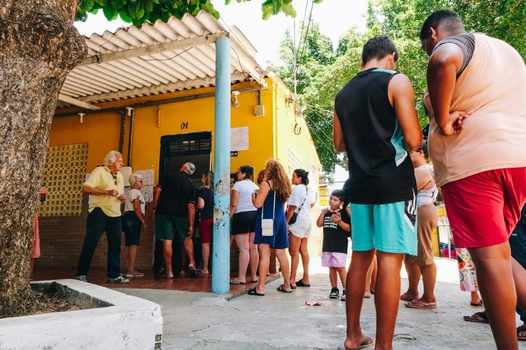 Fila para votar na Escola Municipal Jose Dias Macedo, no bairro Meireles