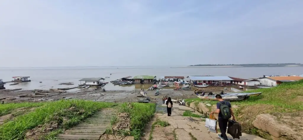 Imagem da notícia: Criança morre e centenas ficam desabrigadas após deslizamento de terra em vila no Amazonas