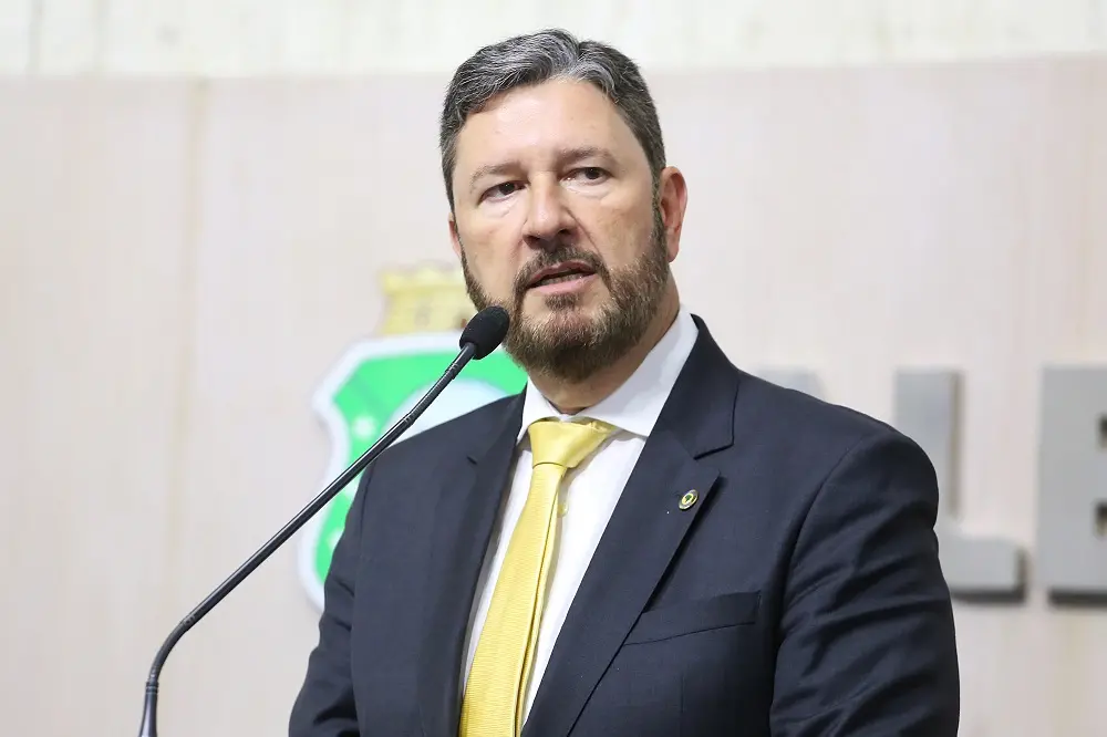 Imagem da notícia: Filiado ao PDT, líder do governo Elmano se solidariza com Cid Gomes após destituição