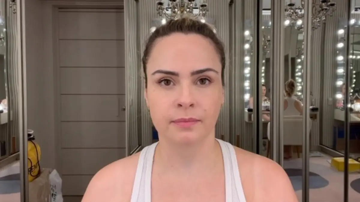 Imagem da notícia: Ana Paula Renault descobre traição de namorado e faz desabafo: 'ele tem uma esposa'