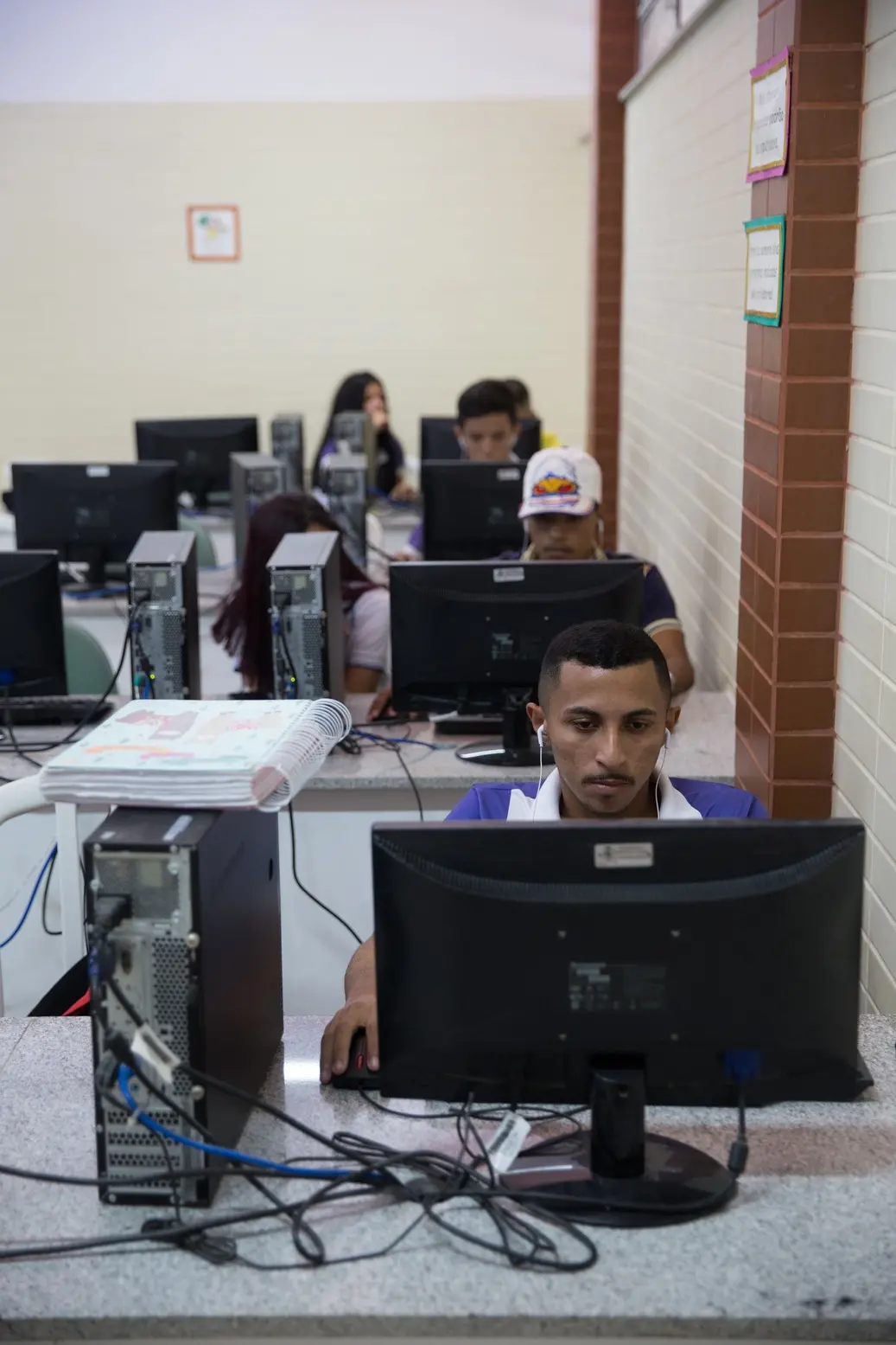 Imagem da notícia: 3 em cada 4 escolas públicas do Ceará não têm equipamentos eletrônicos em quantidade adequada