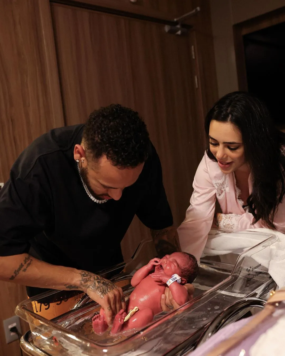 Em uma das fotos, Mavie aparece com o cordão umbilical