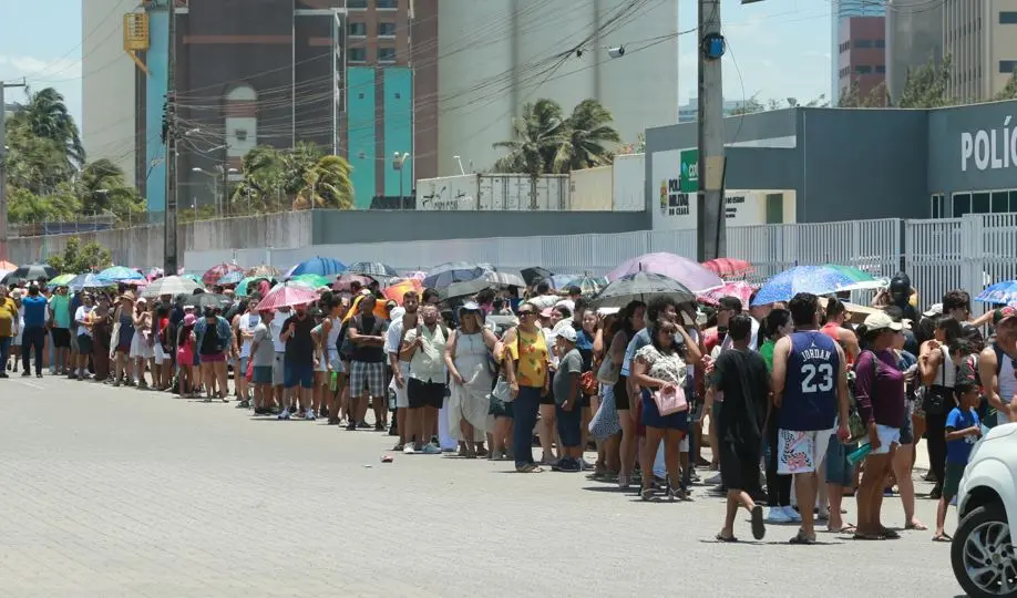 Imagem da notícia: Visitação de navio italiano gera fila quilométrica em Fortaleza; veja imagens