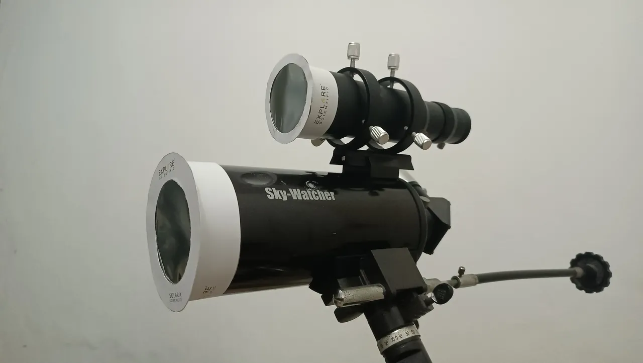 Telescópio com filtro para observação via webcam