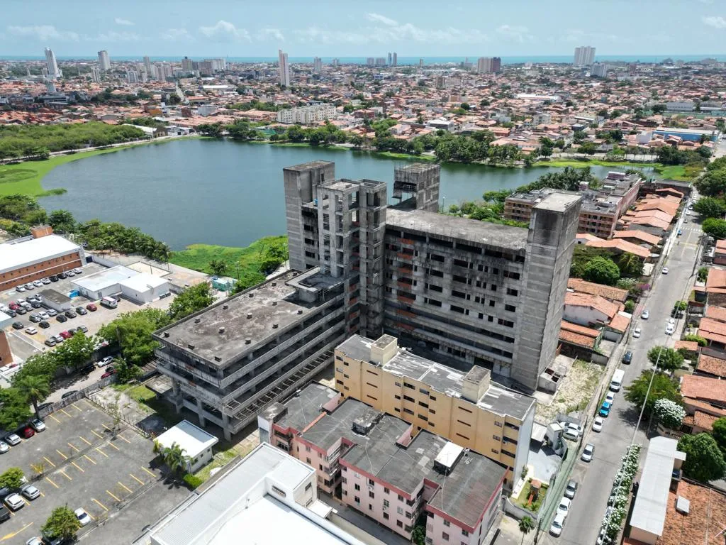 Prédio em construção (atrás) e novas instalações da Meac (à frente, em amarelo e rosa) devem compor Distrito de Inovação em Saúde da UFC no bairro Porangabuçu