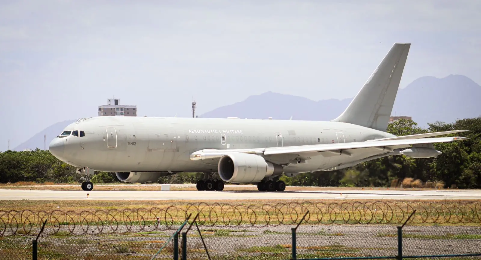 Imagem da notícia: Corpo de capitão-tenente do 'navio mais bonito do mundo' é levado para a Itália por Força Aérea