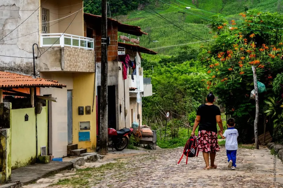 Imagem da notícia: De educação a moradia, 80% das crianças e adolescentes do Ceará têm alguma privação de direito