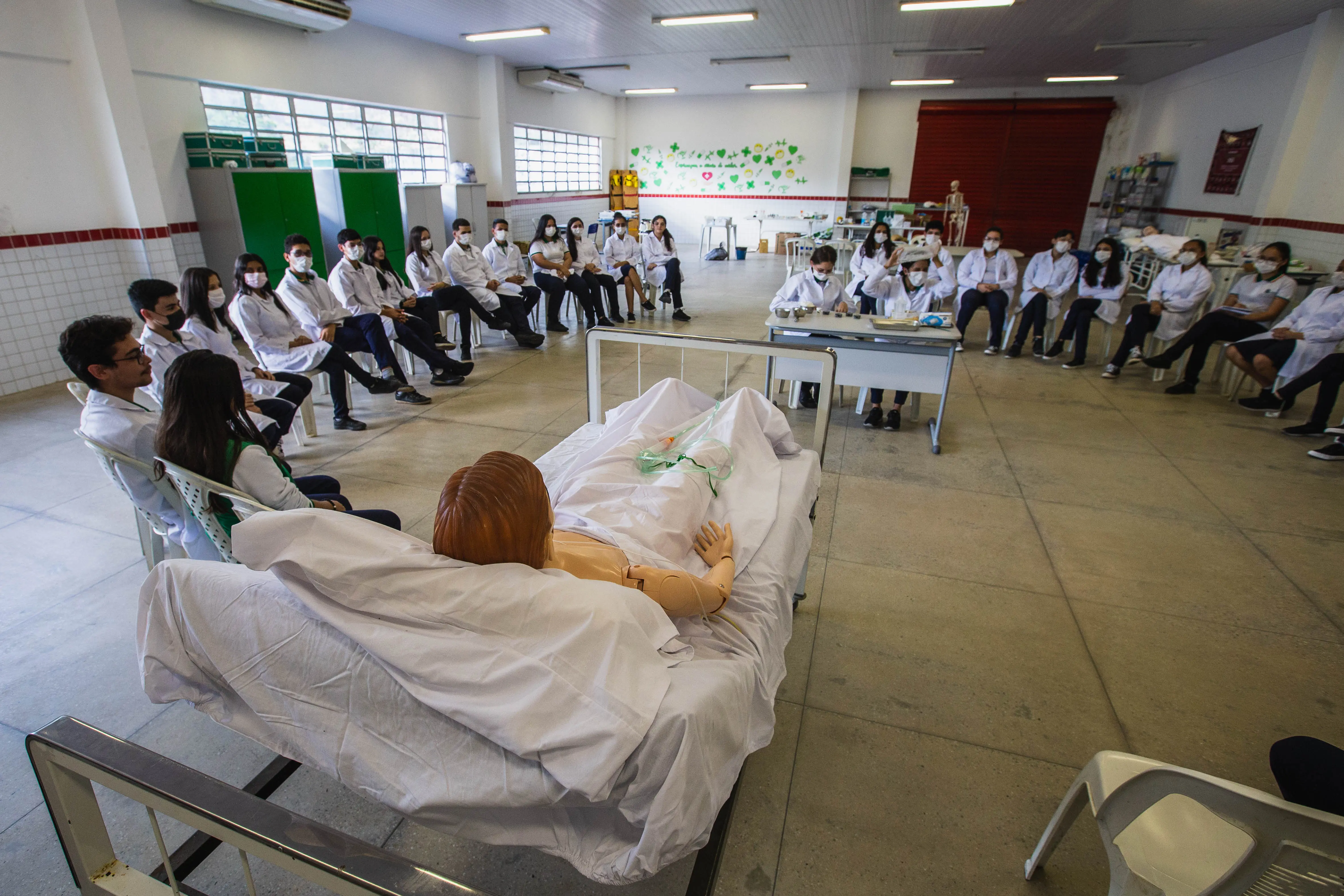 Aula do curso técnico de enfermagem em escola profissionalizante ceará