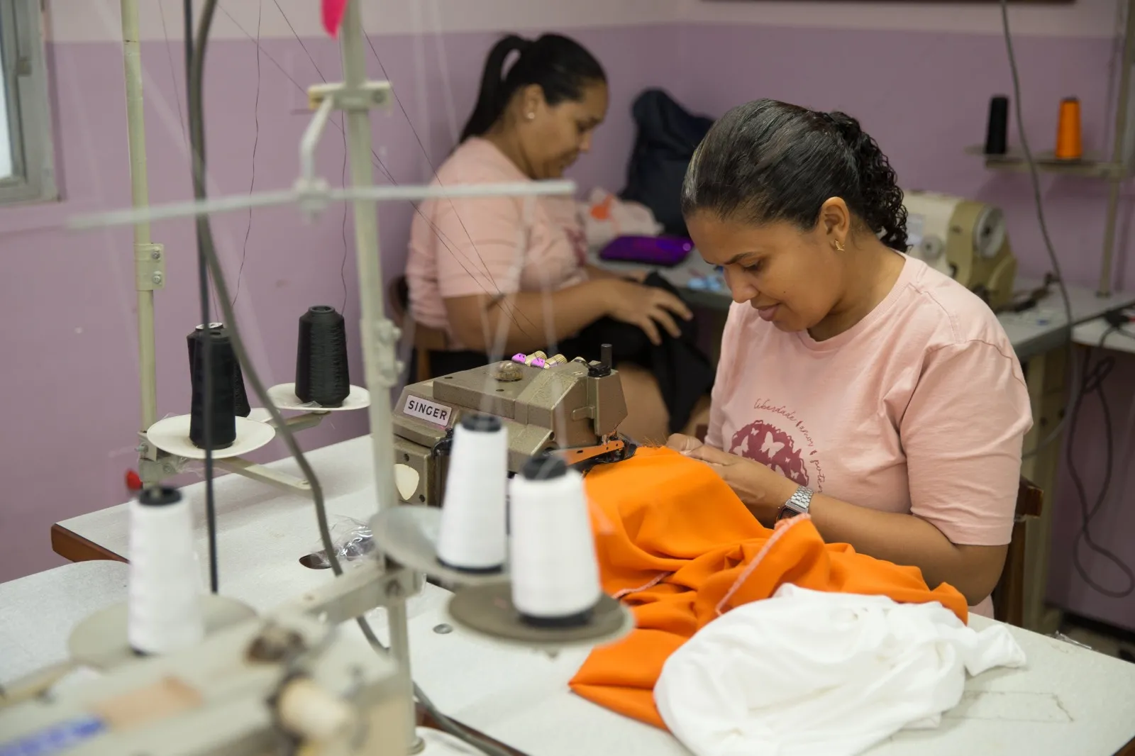 Enquanto crianças estão em atendimento, mulheres participam de oficinas profissionalizantes, como o projeto de corte e costura 
