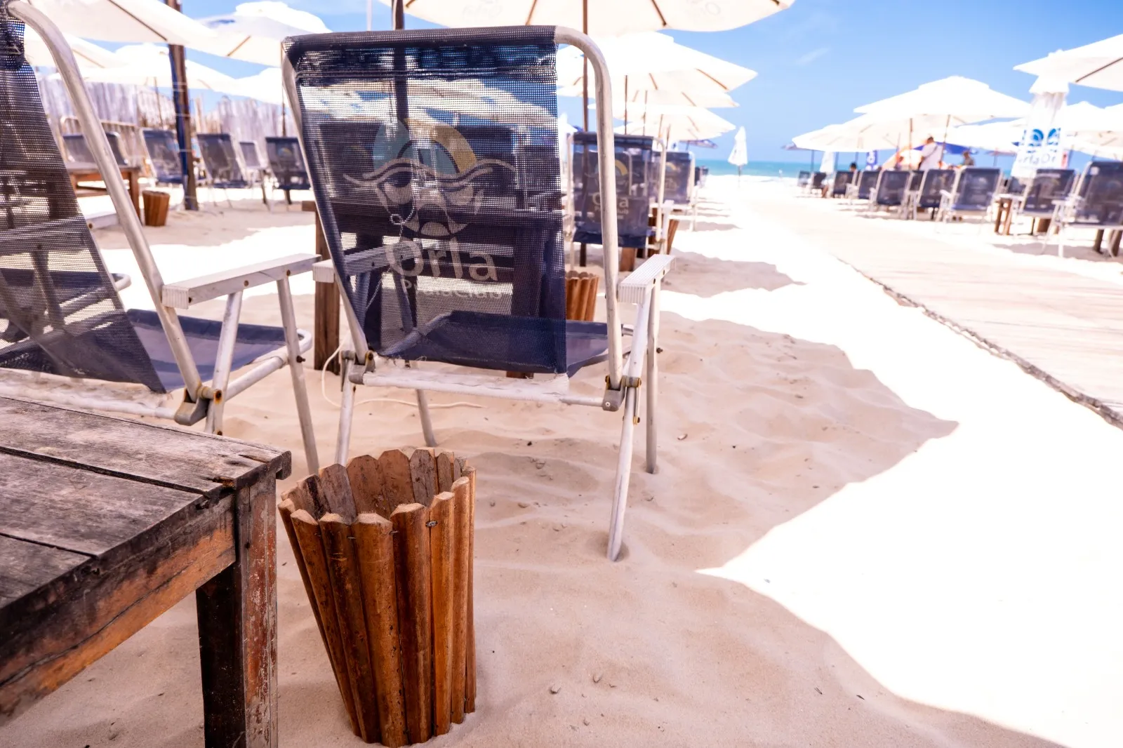 Guarda-sóis do Orla Praia Club contêm lixeiras para evitar que o lixo se espalhe pelas areias da praia