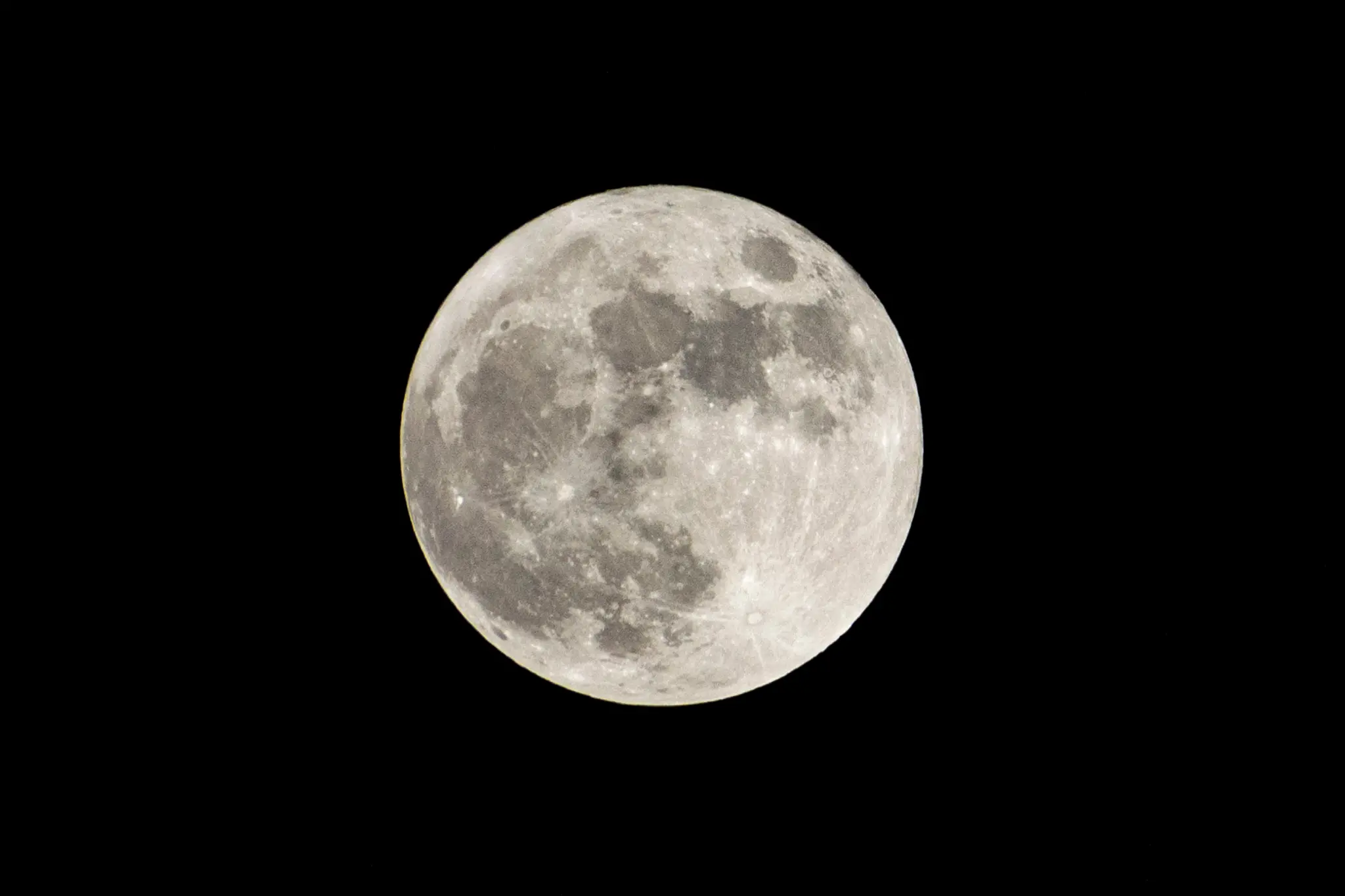 Imagem da notícia: Cientistas estudam se poeira simulada seria solução para criação de área de pouso na Lua; entenda