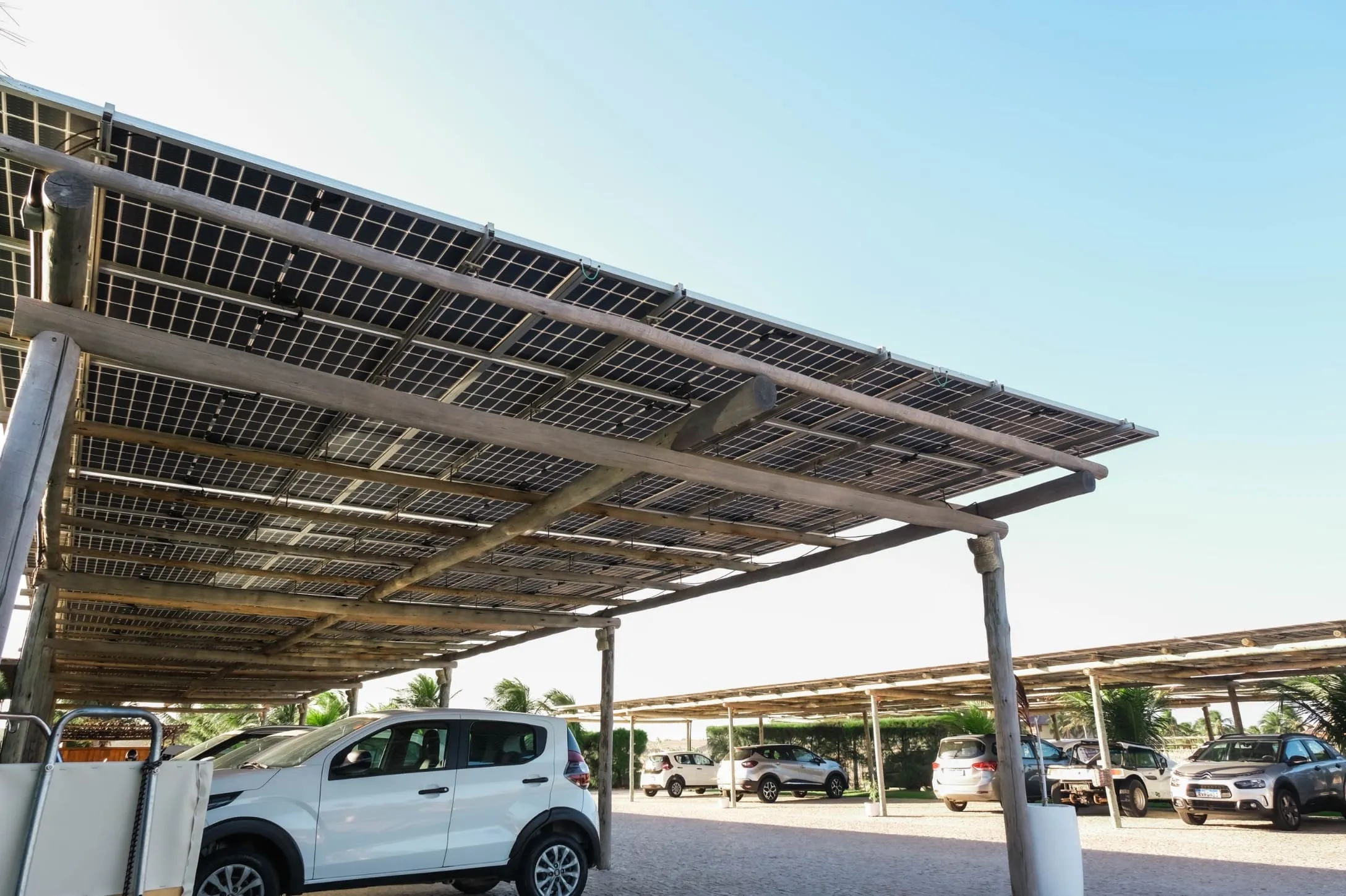 Estacionamento do Jaguaribe Lodge & Kite tem painéis solares como principal gerador de eletricidade para o hotel