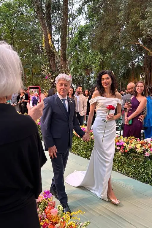 Imagem da notícia: Caco Barcellos e Carla Tilley se casam após ajuda de Ana Maria Braga