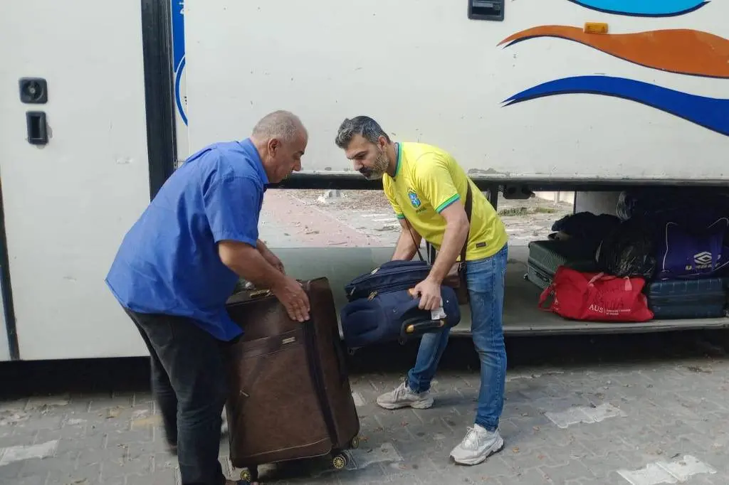 Imagem da notícia: Brasileiros conseguem embarcar em ônibus para sair da Faixa de Gaza após ataques