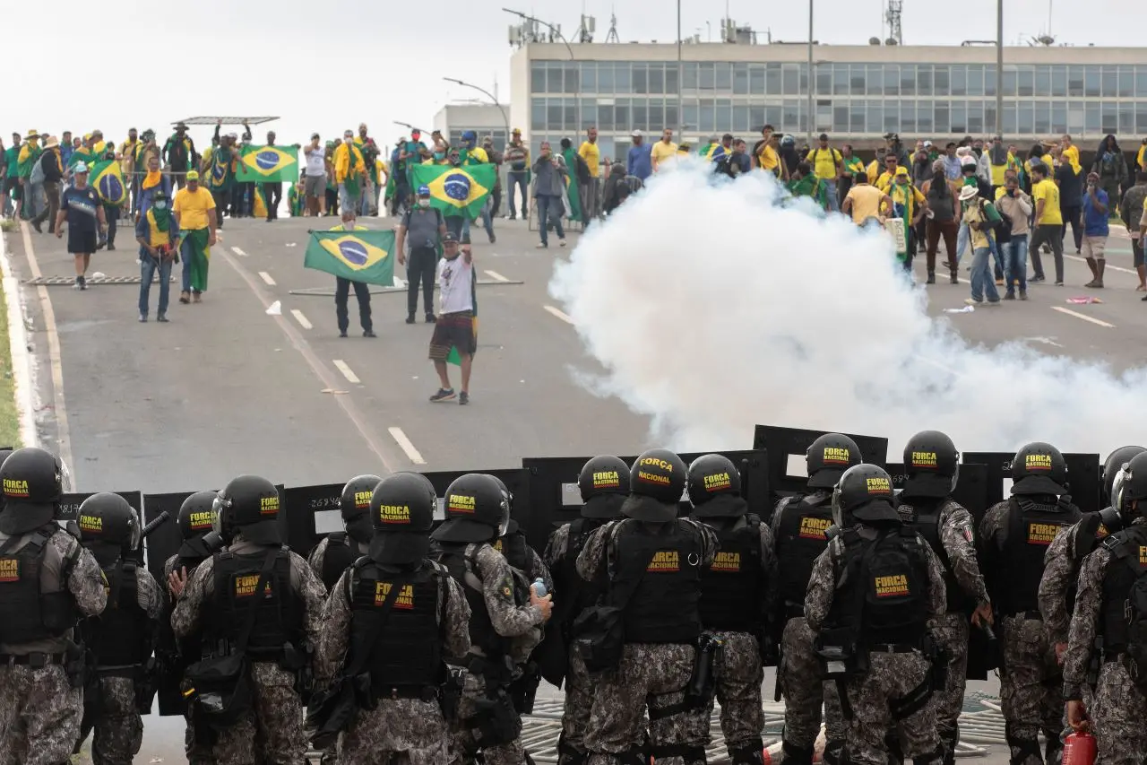 Imagem da notícia: Relatório da CPI de 8 de janeiro pede indiciamento de 61 pessoas, incluindo ex-presidente Bolsonaro