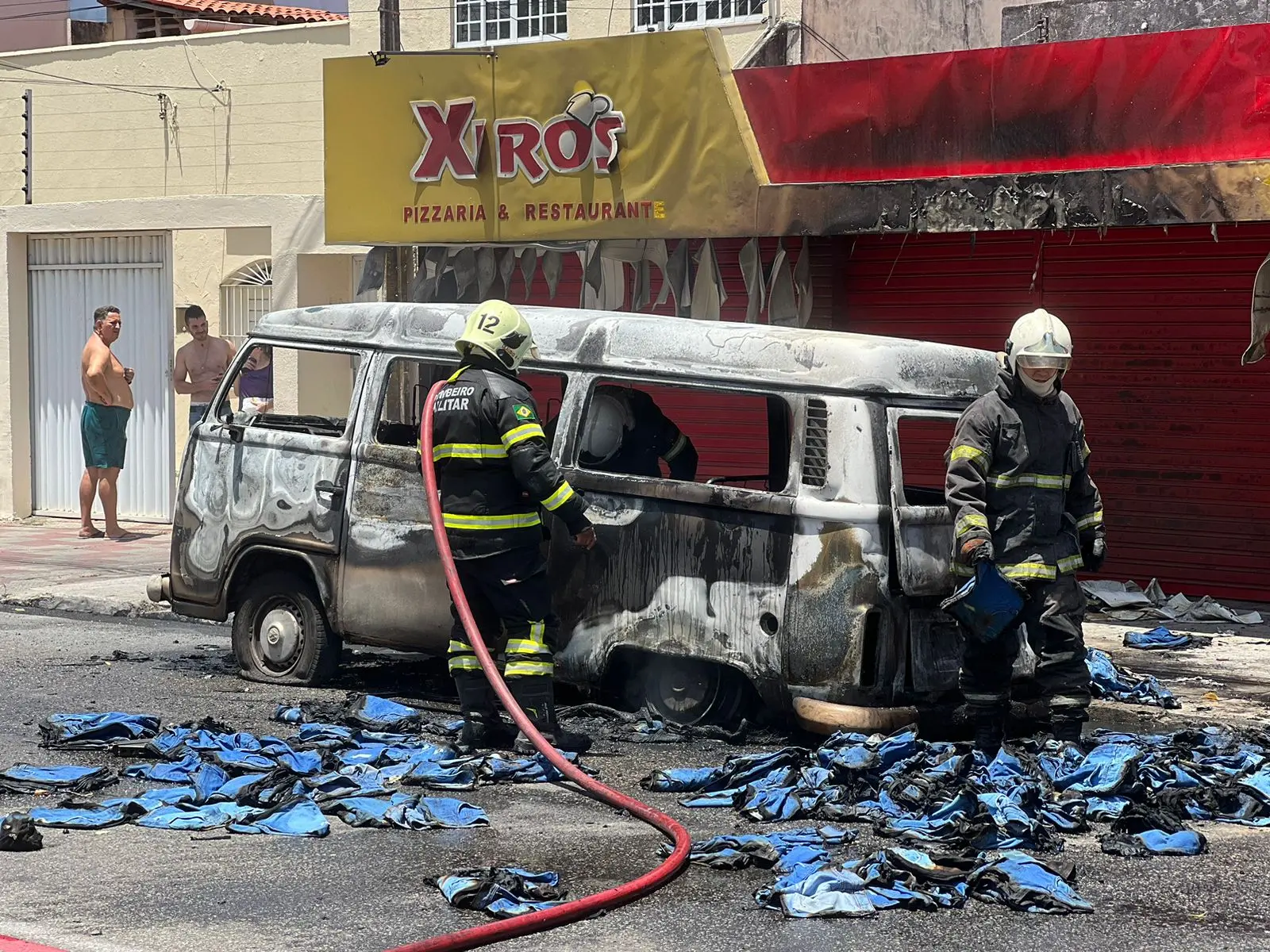 Imagem da notícia: Empresa tem prejuízo de R$ 50 mil após kombi com roupas pegar fogo em Fortaleza; veja vídeo