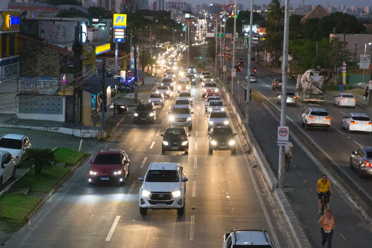 Imagem da notícia: Transporte e lixo geram a maior emissão de gás carbônico em Fortaleza e alteram a dinâmica do clima