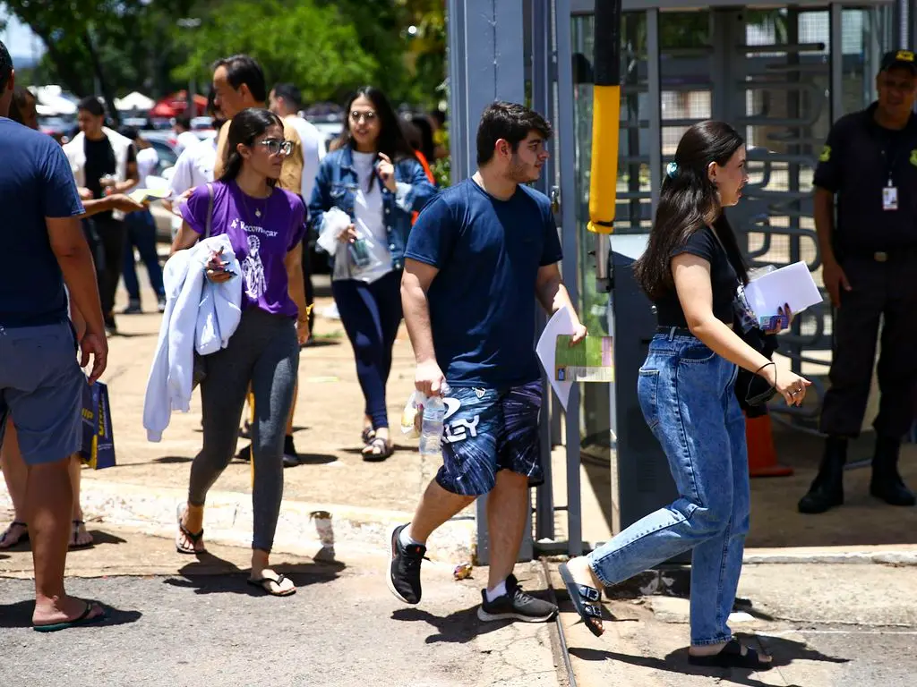 Imagem da notícia: Enem 2023: qual o papel da família e escola na saúde mental dos estudantes nessa reta final