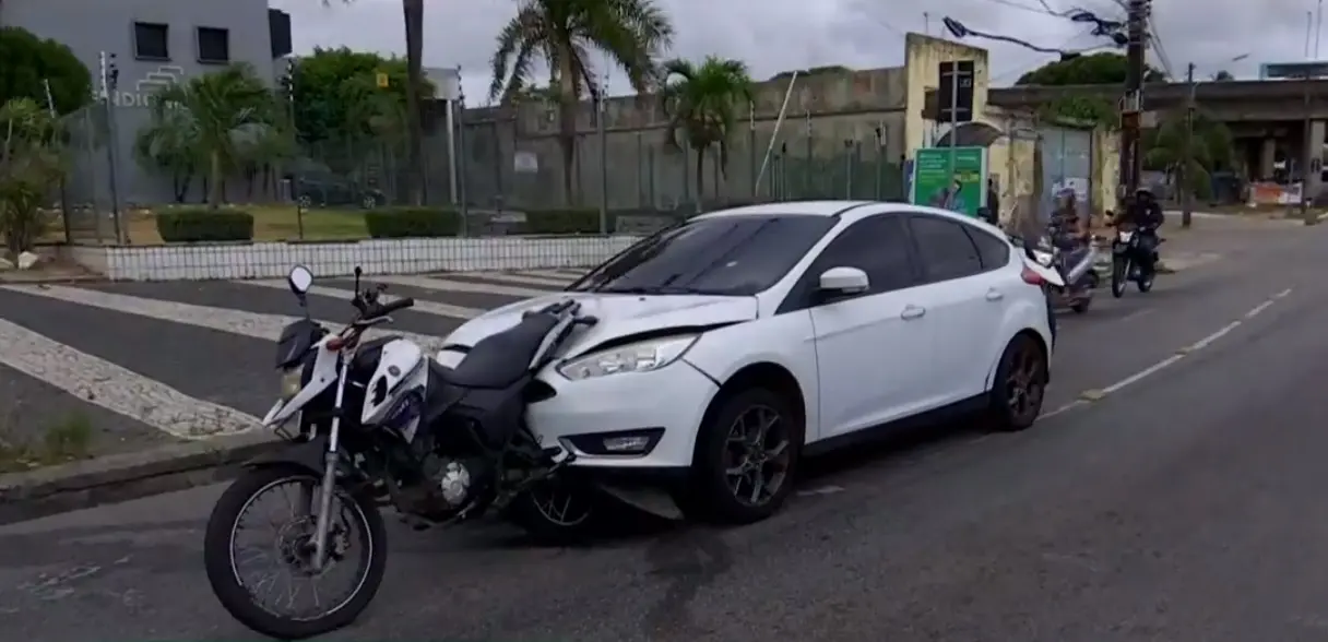 Imagem da notícia: Motorista com sinais de embriaguez atropela motociclista de app com passageiro em Fortaleza