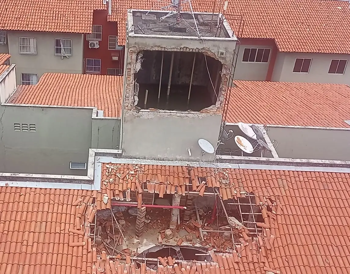 Imagem da notícia: Caixa d'água cai sobre apartamento e bombeiros evacuam condomínio no Demócrito Rocha, em Fortaleza