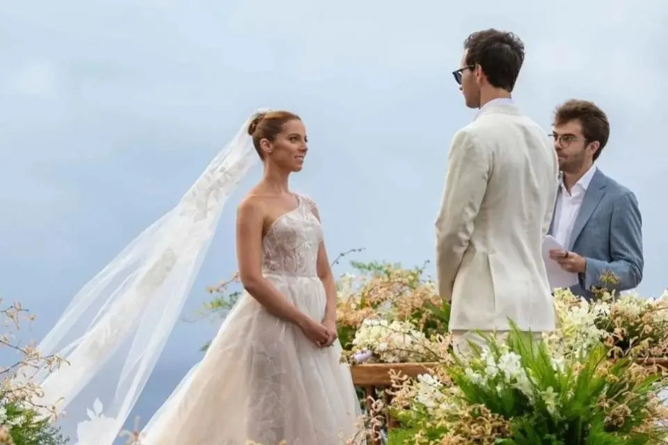 Imagem da notícia: Henrique Dubugras e Laura Fiúza abrem álbum de fotos de casamento milionário em Noronha; veja