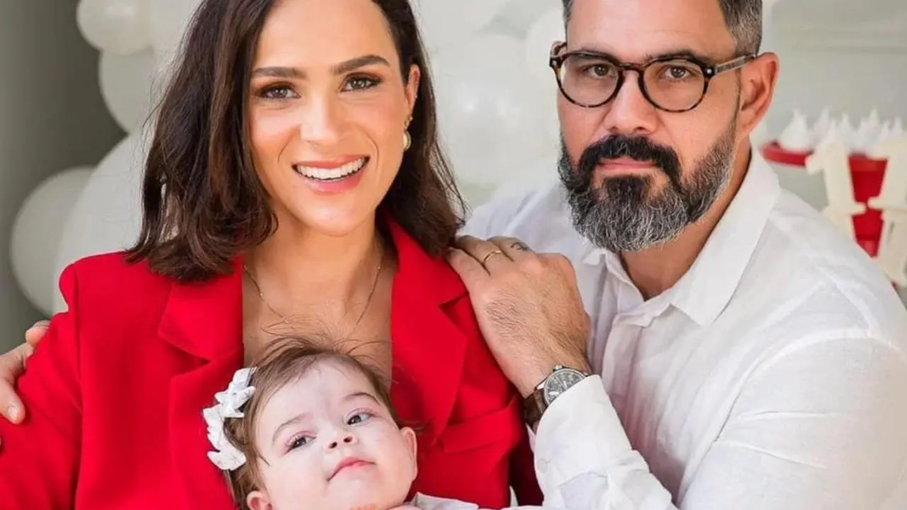 Imagem da notícia: Esposa de Juliano Cazarré detalha rotina com 6 médicos e 5 fisioterapeutas para manter filha em casa