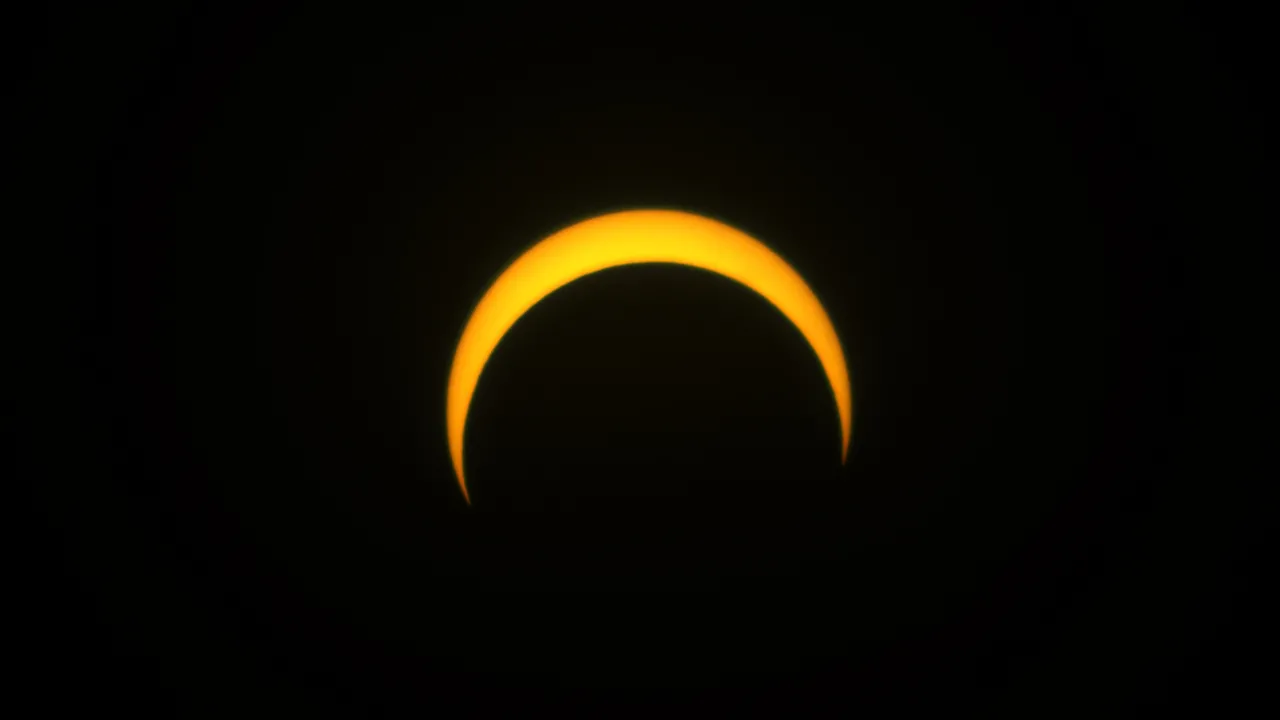 Registro do Eclipse às 16h42 do dia 14 de outubro de 2023