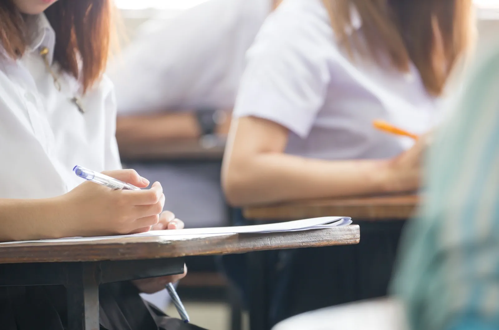 Especialistas apontam que a escola não deve promover competição entre os estudantes e promover um ambiente leve e amistoso para auxiliar na promoção da saúde mental