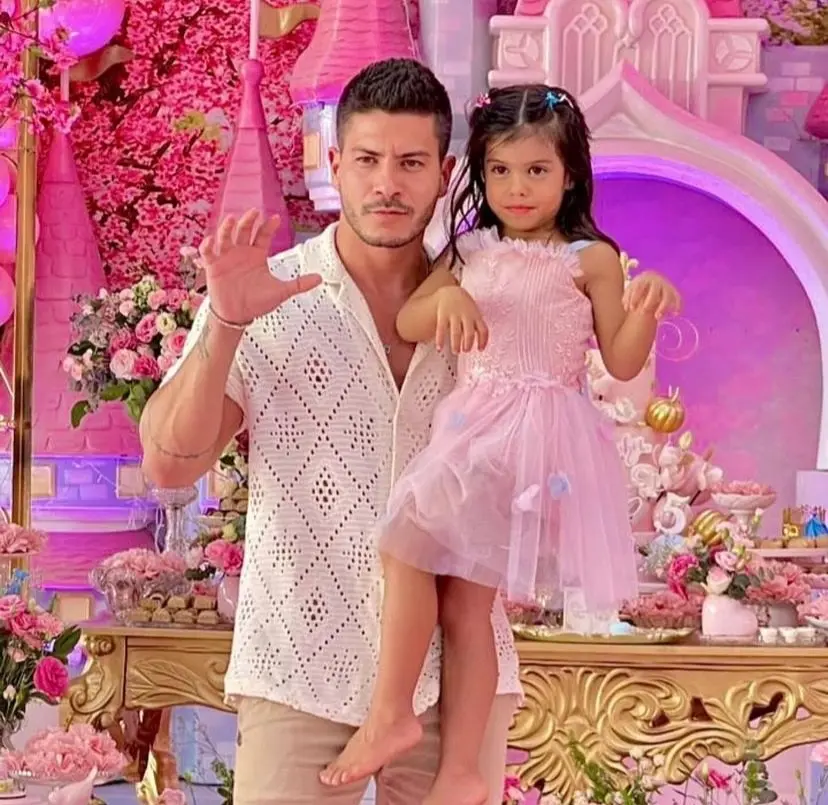 Imagem da notícia: Arthur Aguiar comparece em festa de 5 anos da filha Sophia