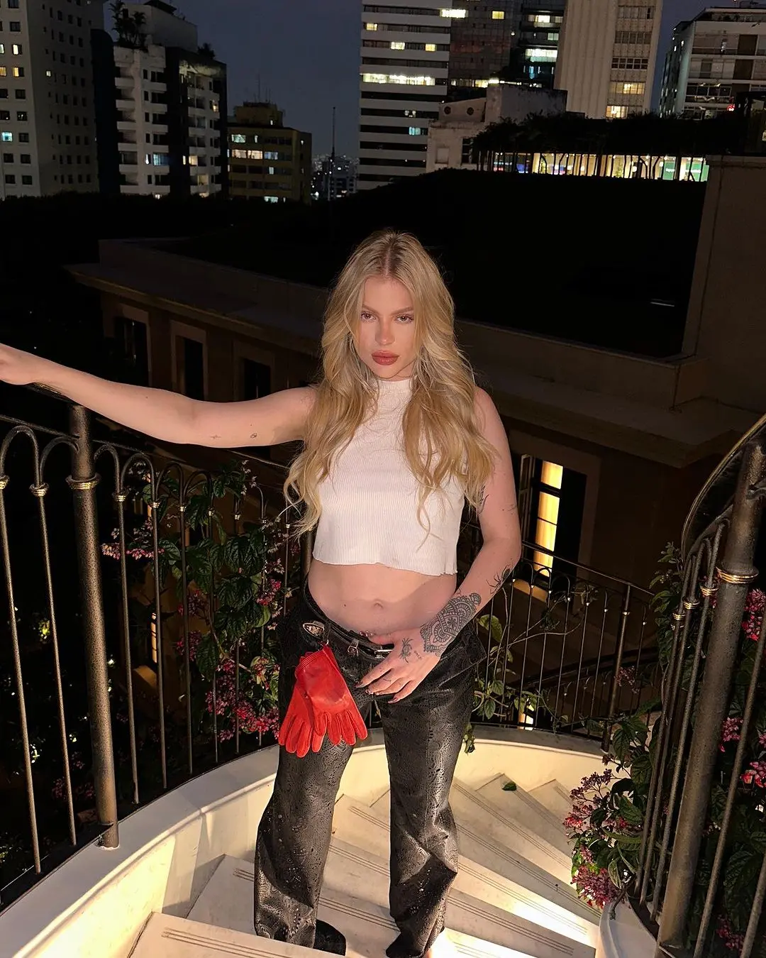 Imagem da notícia: Luísa Sonza e bailarina protagonizam beijo durante show; veja vídeo
