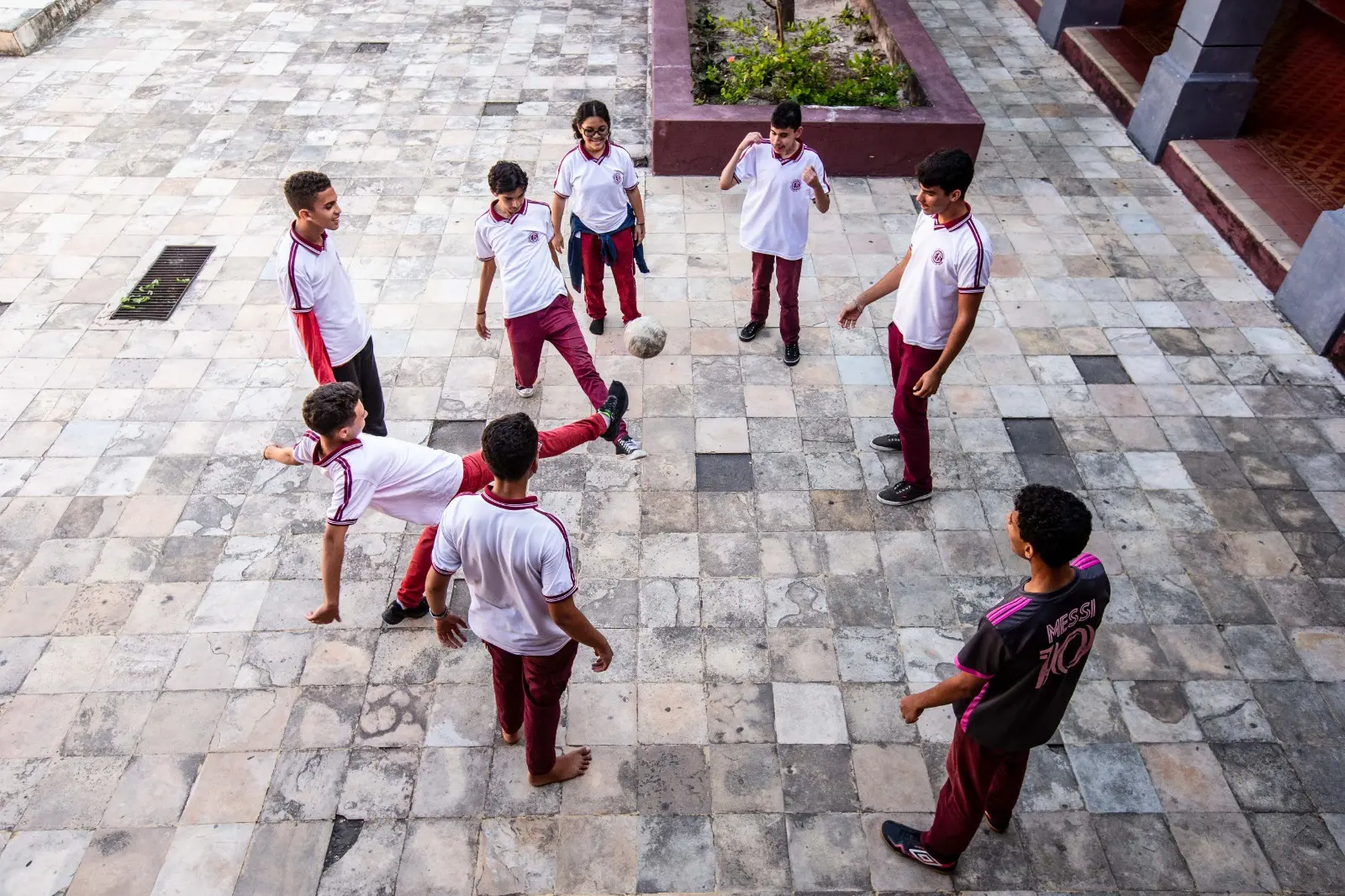 aluno de escola pública ceará brincando com bola