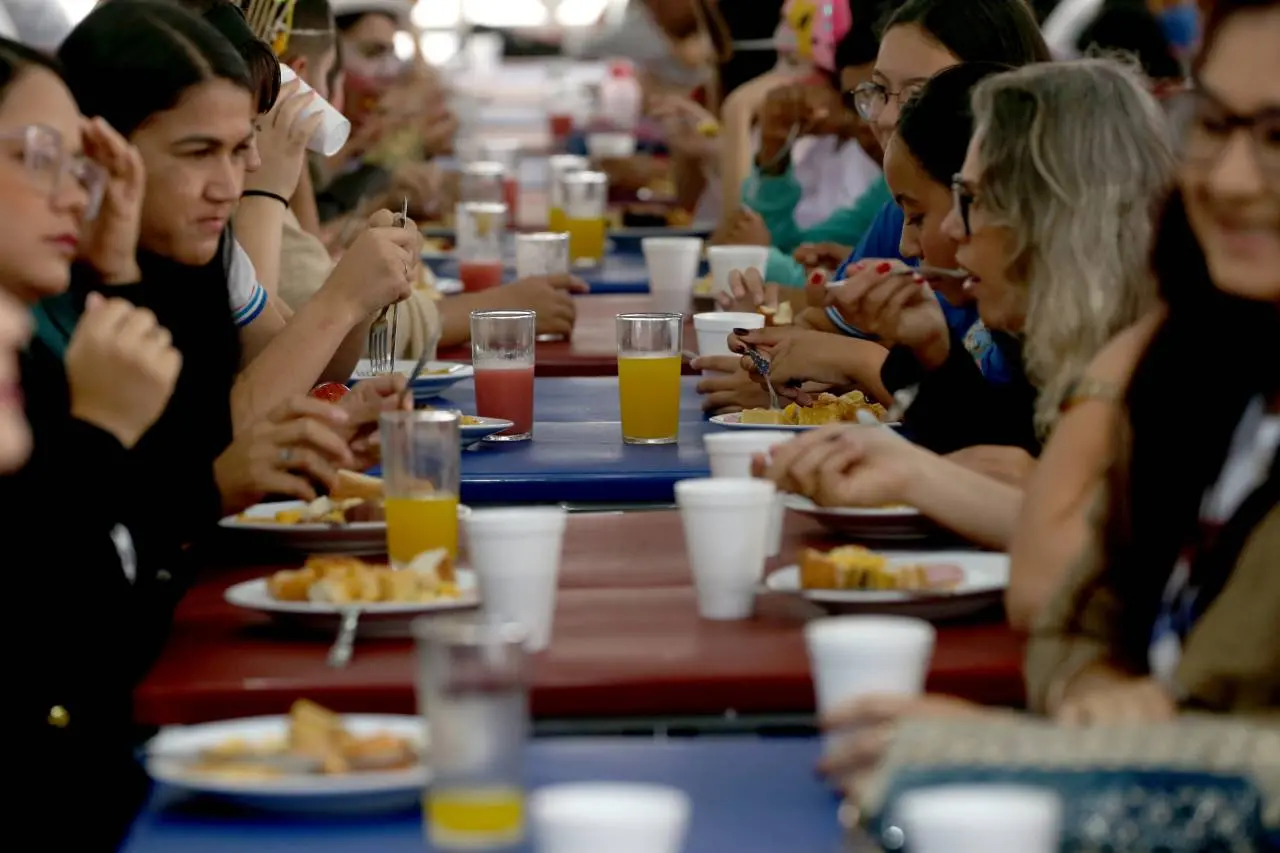 Pessoas em restaurante almoçando