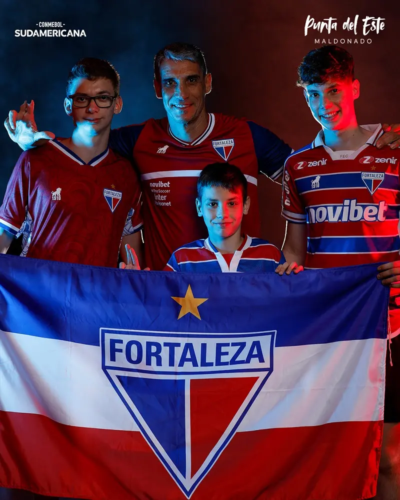 Imagem da notícia: Vojvoda e elenco do Fortaleza posam para fotos oficiais para final da Sul-Americana; veja galeria