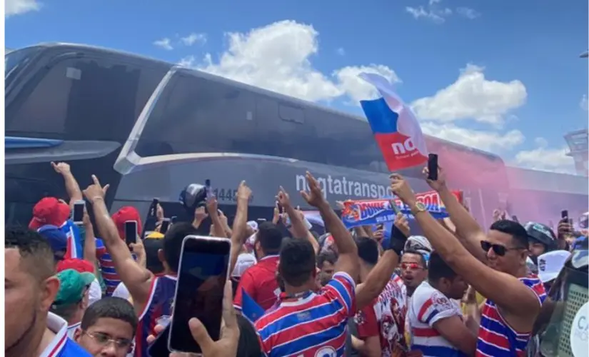 Imagem da notícia: Torcida do Fortaleza lota aeroporto para embarque do time para final da Sul-Americana