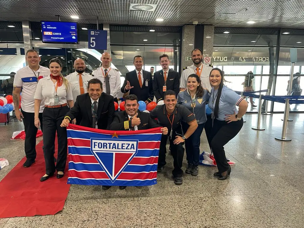 Imagem da notícia: Tripulação de voo que levou time do Fortaleza ao Uruguai posa com bandeiras e camisas do time