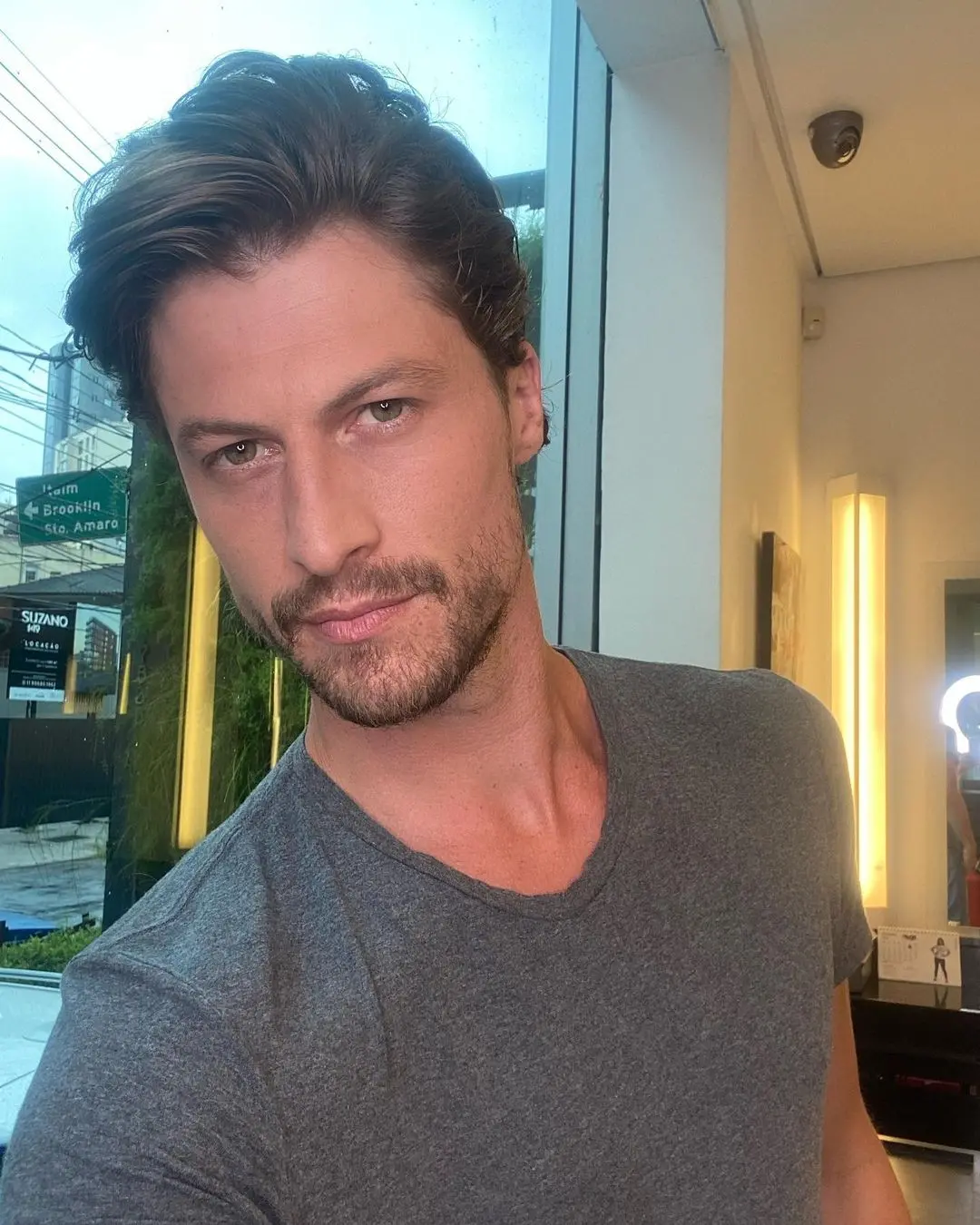 Imagem da notícia: Imagens mostram Ricardo Merini, ator desaparecido, saindo sozinho de casa; entenda caso